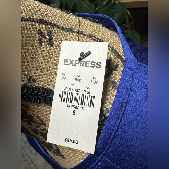 Express v-neck blouse, size small. NWT. - Picture 4 of 4